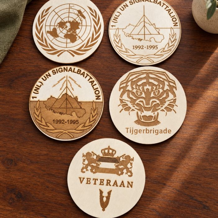 Graveerwerk: Militaire emblemen op Brasswood
